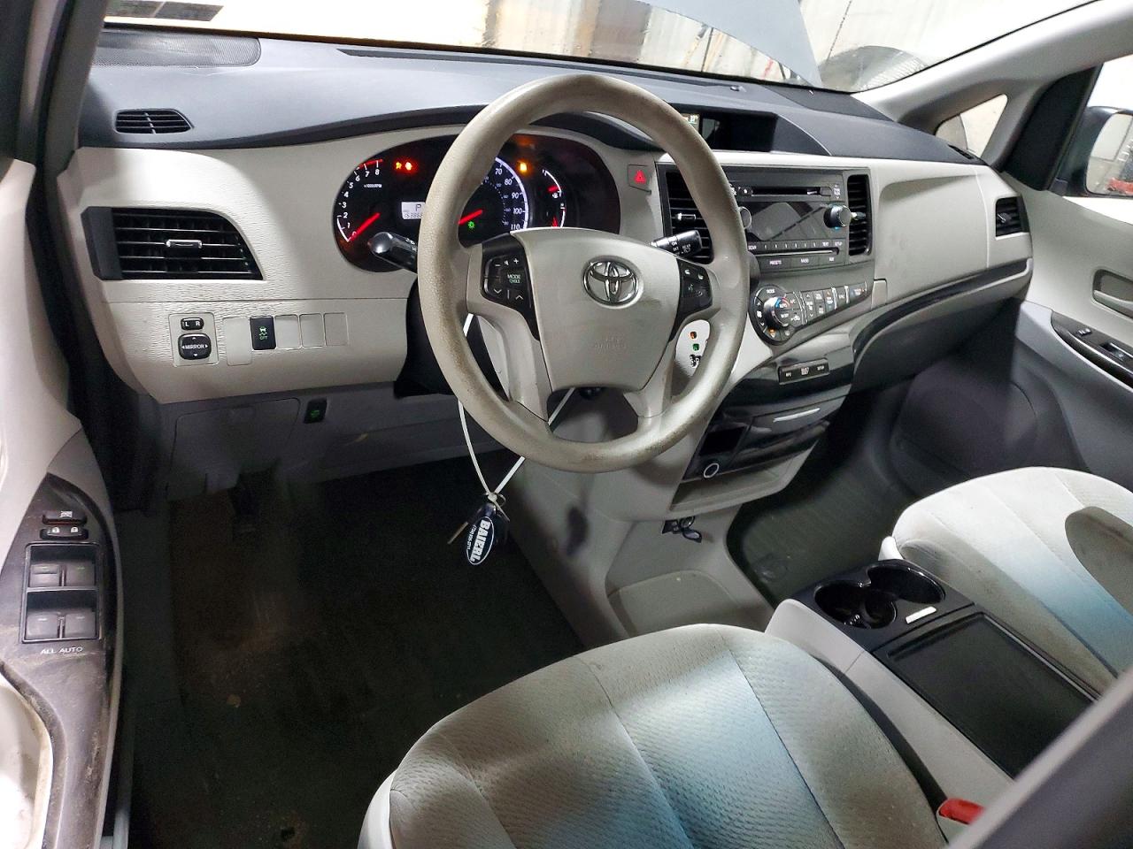 2014 TOYOTA SIENNA LE photo 8