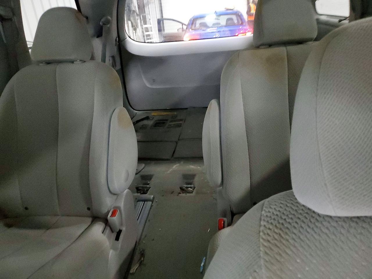 2014 TOYOTA SIENNA LE photo 10