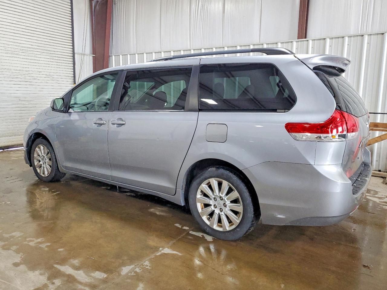 2014 TOYOTA SIENNA LE photo 2