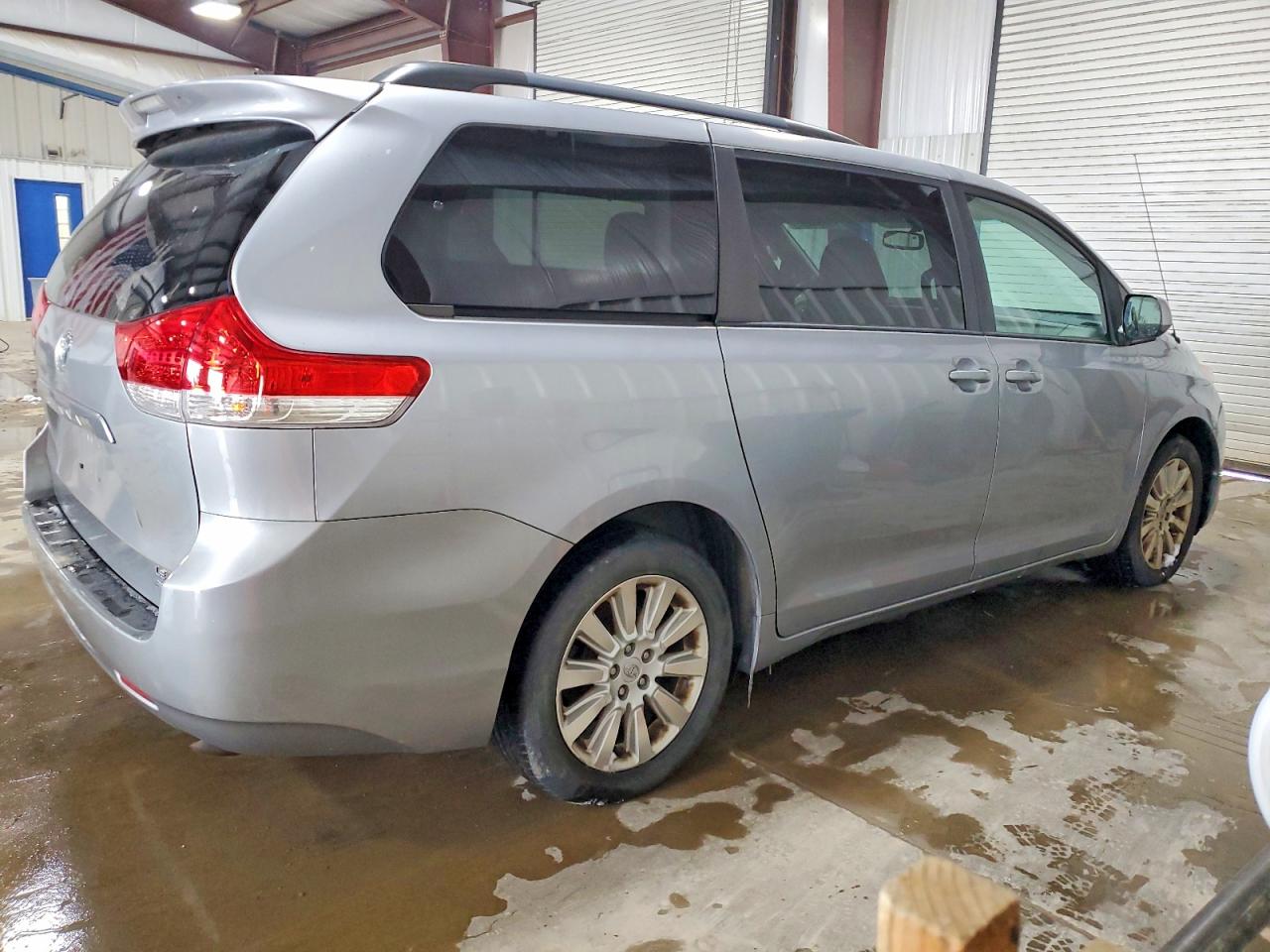 2014 TOYOTA SIENNA LE photo 3