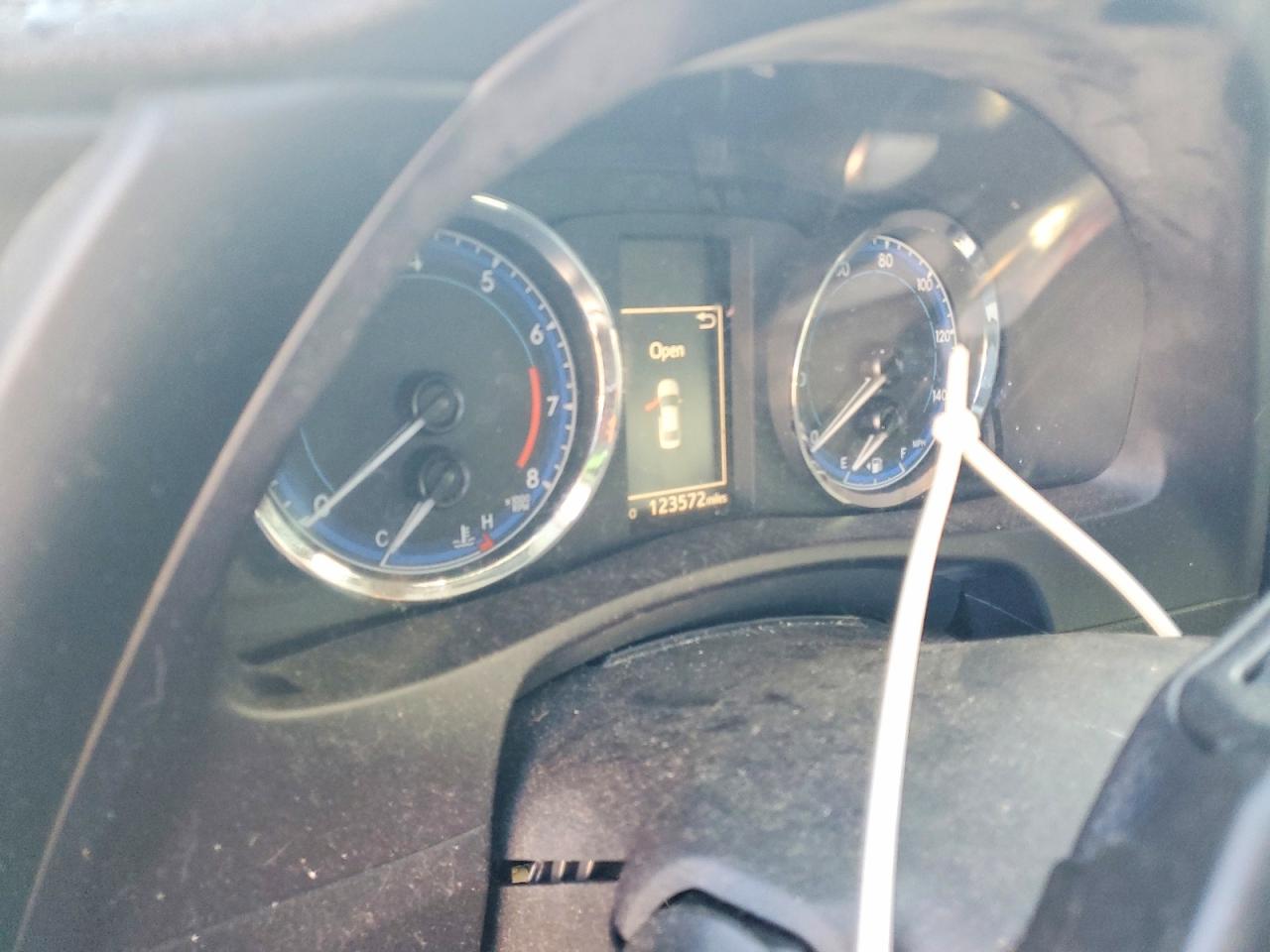 2018 TOYOTA COROLLA L photo 9