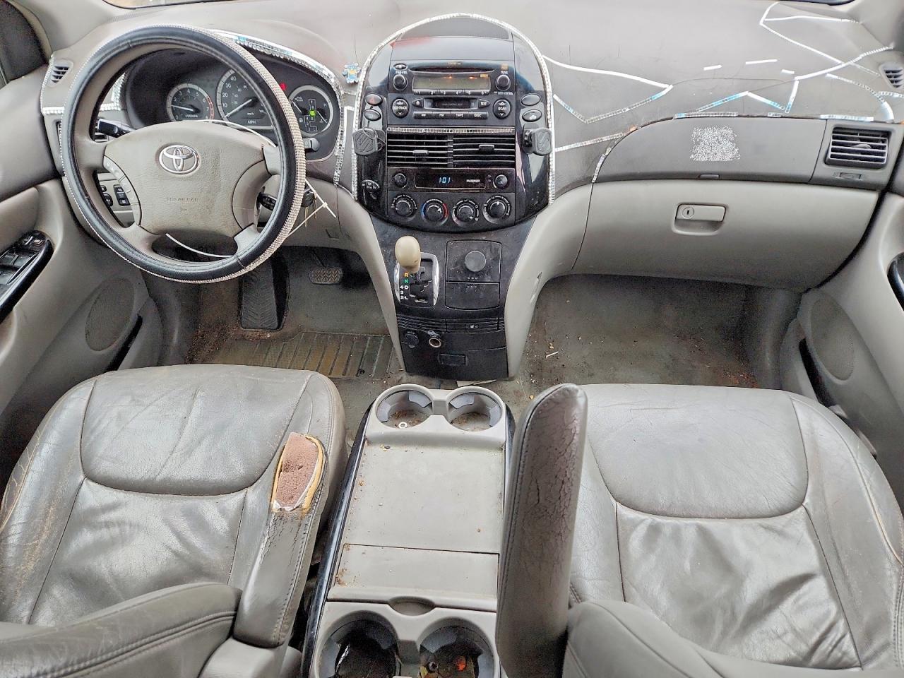 2004 TOYOTA SIENNA LE 8 PASSENGER photo 8