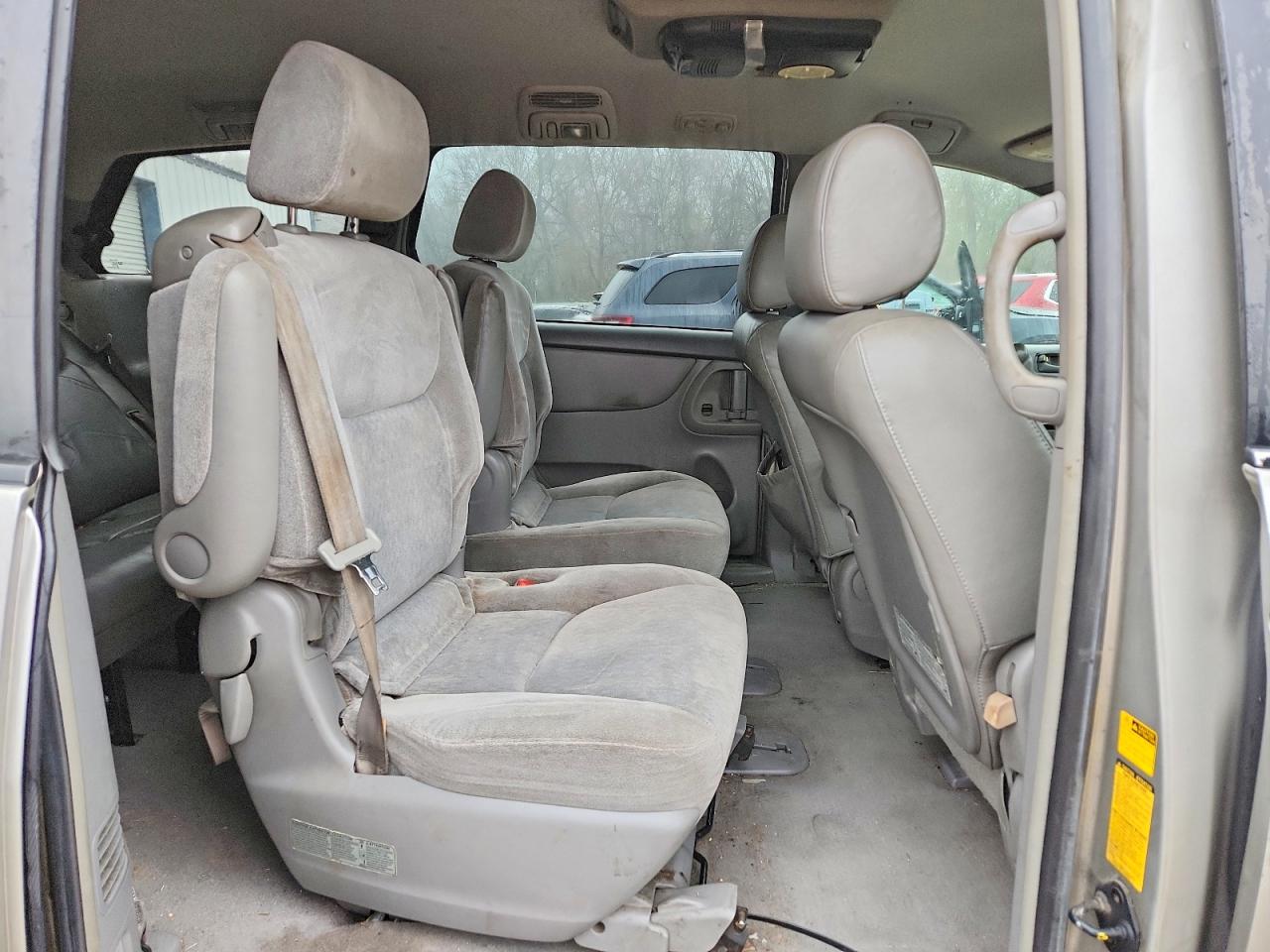 2004 TOYOTA SIENNA LE 8 PASSENGER photo 11