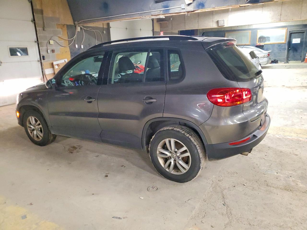 2016 VOLKSWAGEN TIGUAN S photo 2