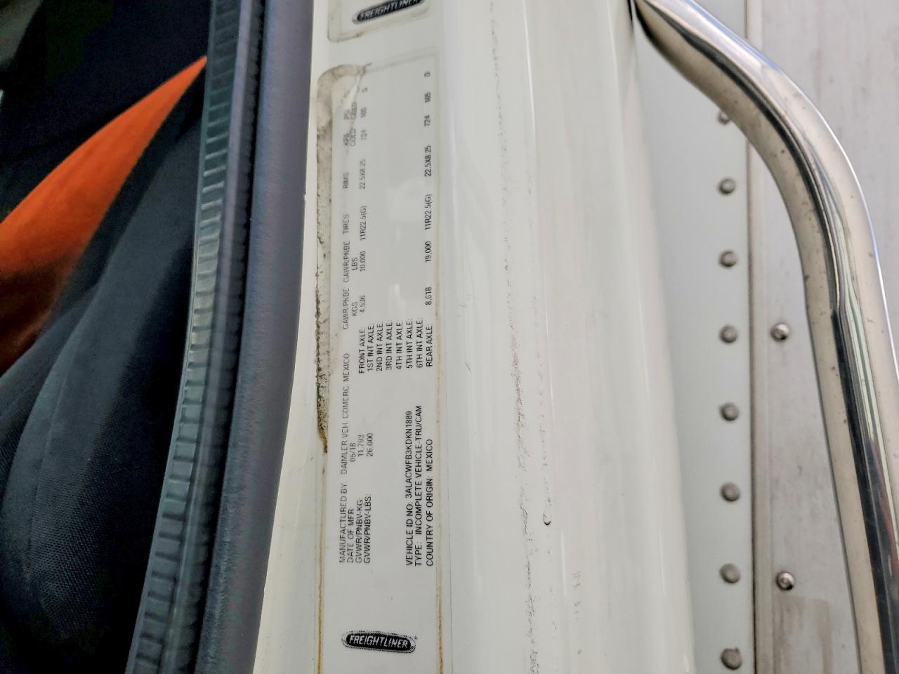 2019 FREIGHTLINER M2 106 MED - BOX TRUCK photo 13