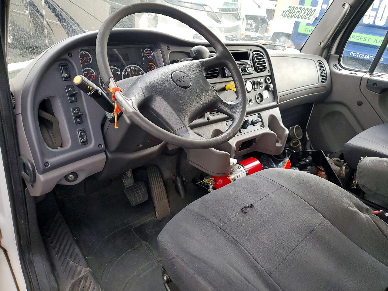 2019 FREIGHTLINER M2 106 MED - BOX TRUCK photo 8