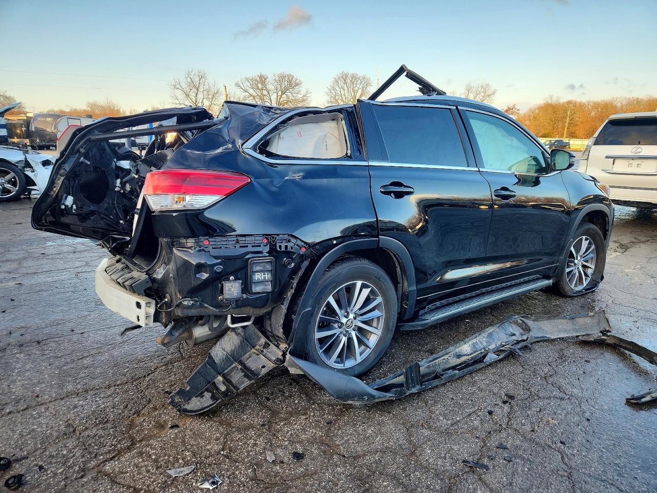 2017 TOYOTA HIGHLANDER XLE photo 3