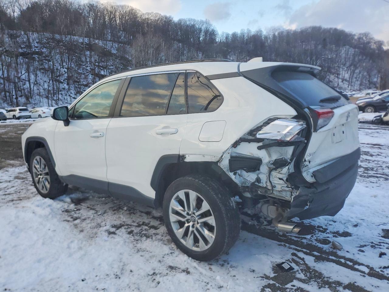 2019 TOYOTA RAV4 XLE PREMIUM photo 2