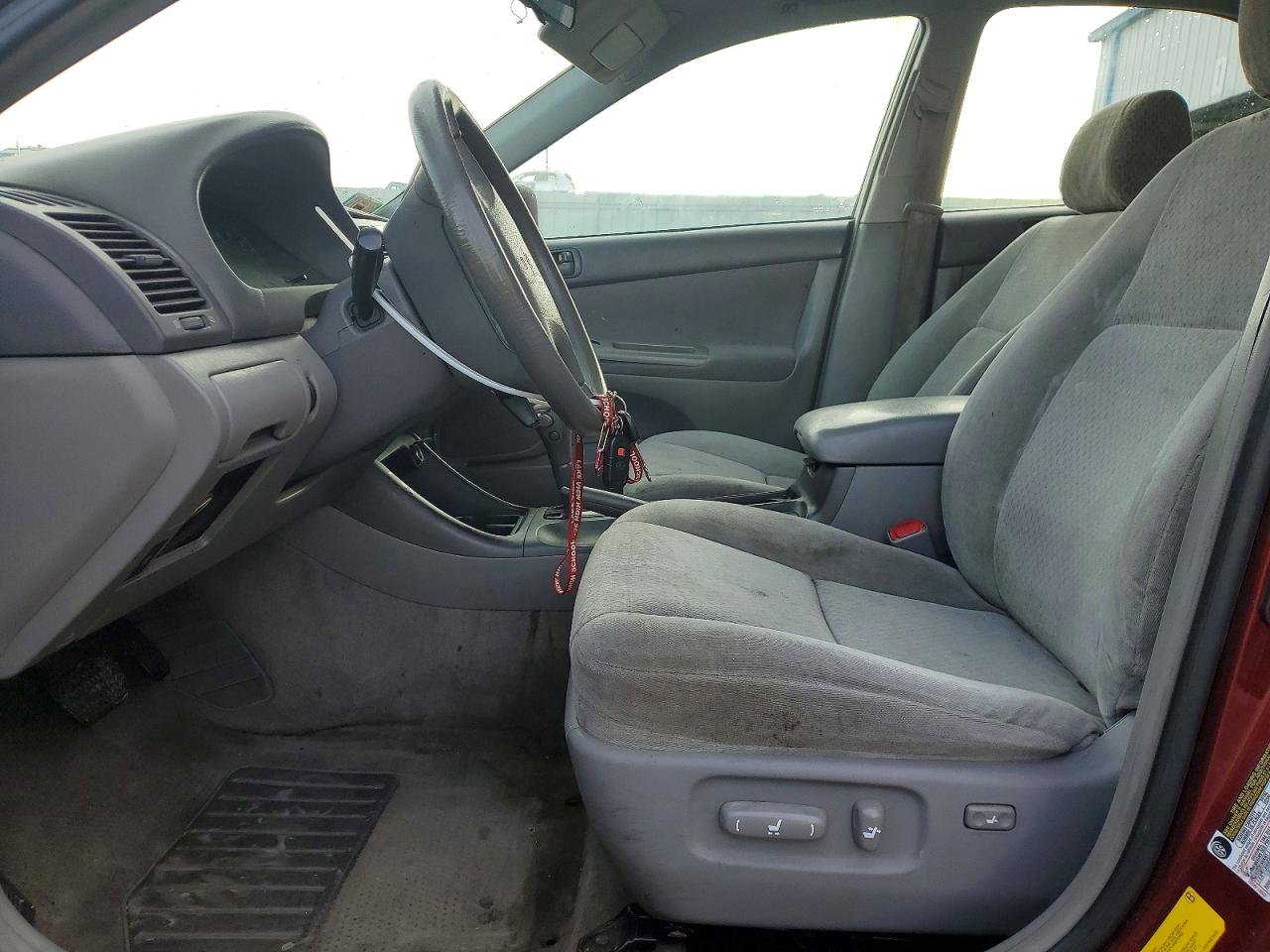2004 TOYOTA CAMRY LE photo 13