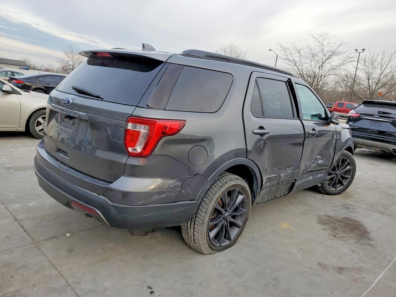 2017 FORD EXPLORER XLT photo 3