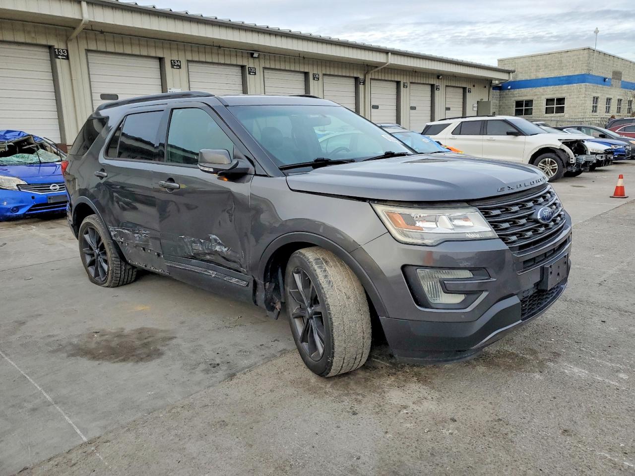 2017 FORD EXPLORER XLT photo 4