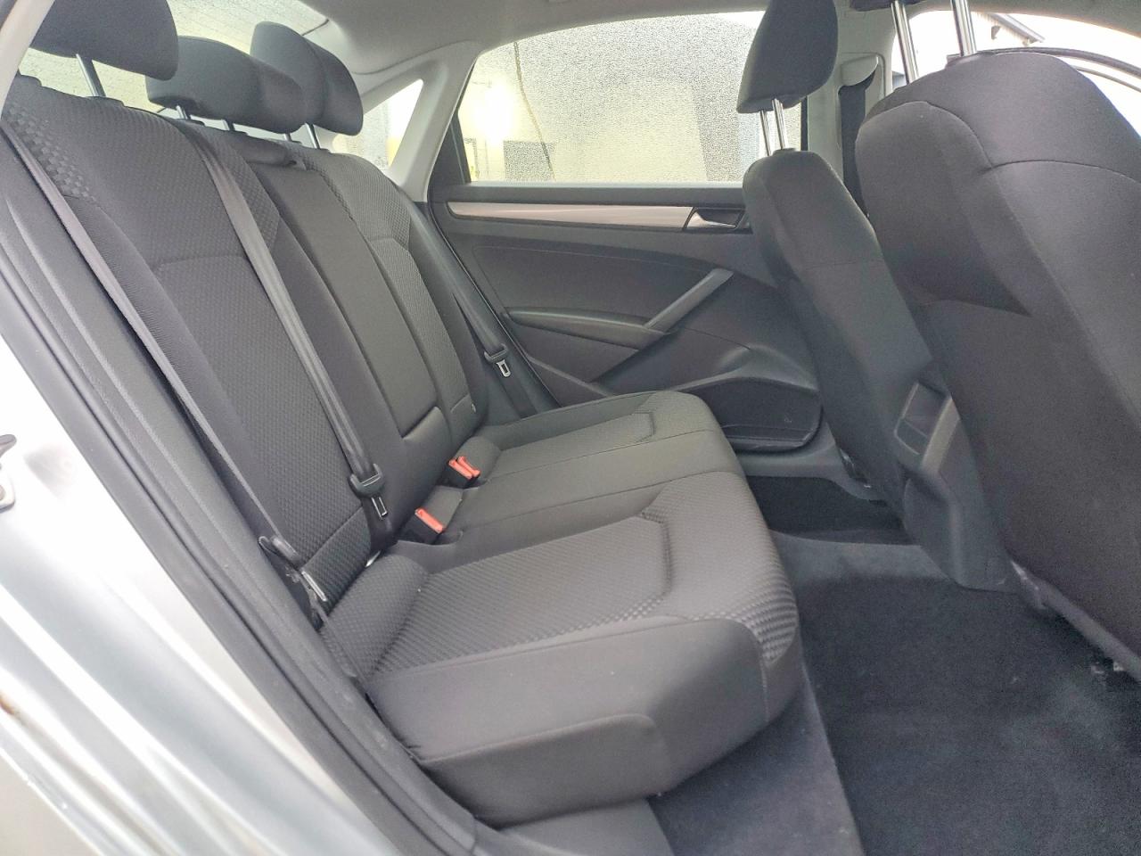 2015 VOLKSWAGEN PASSAT S photo 10