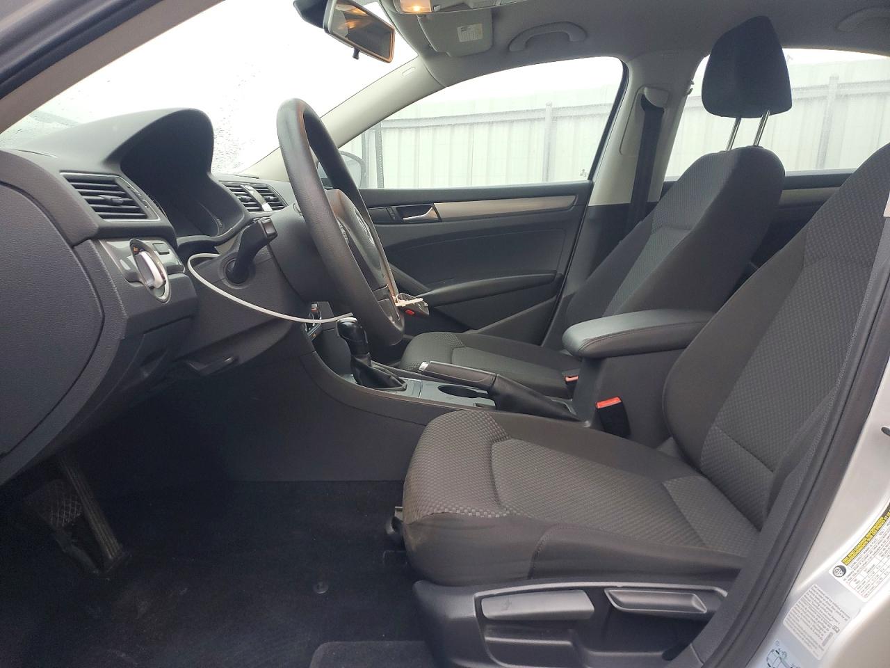 2015 VOLKSWAGEN PASSAT S photo 7