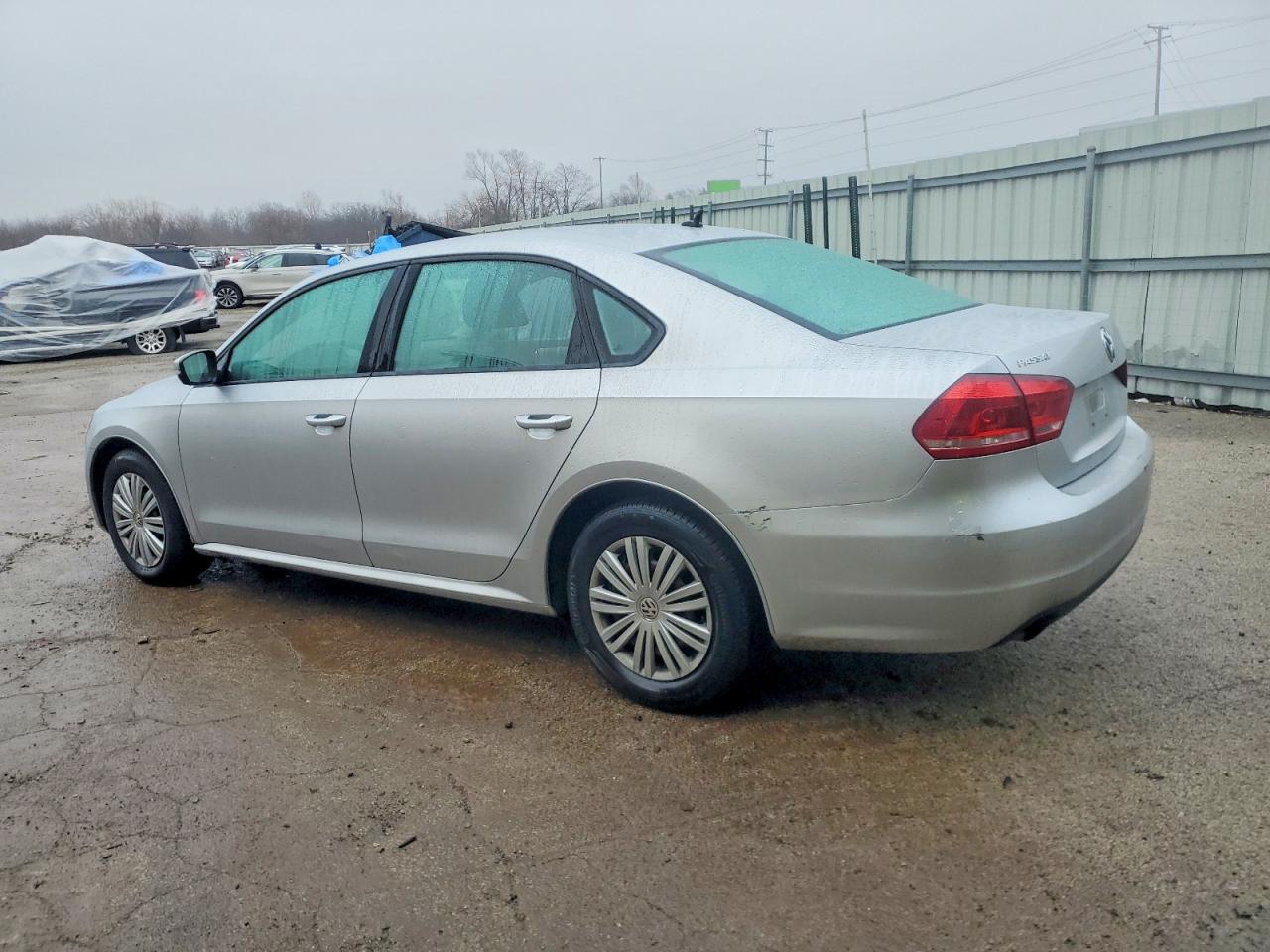 2015 VOLKSWAGEN PASSAT S photo 2