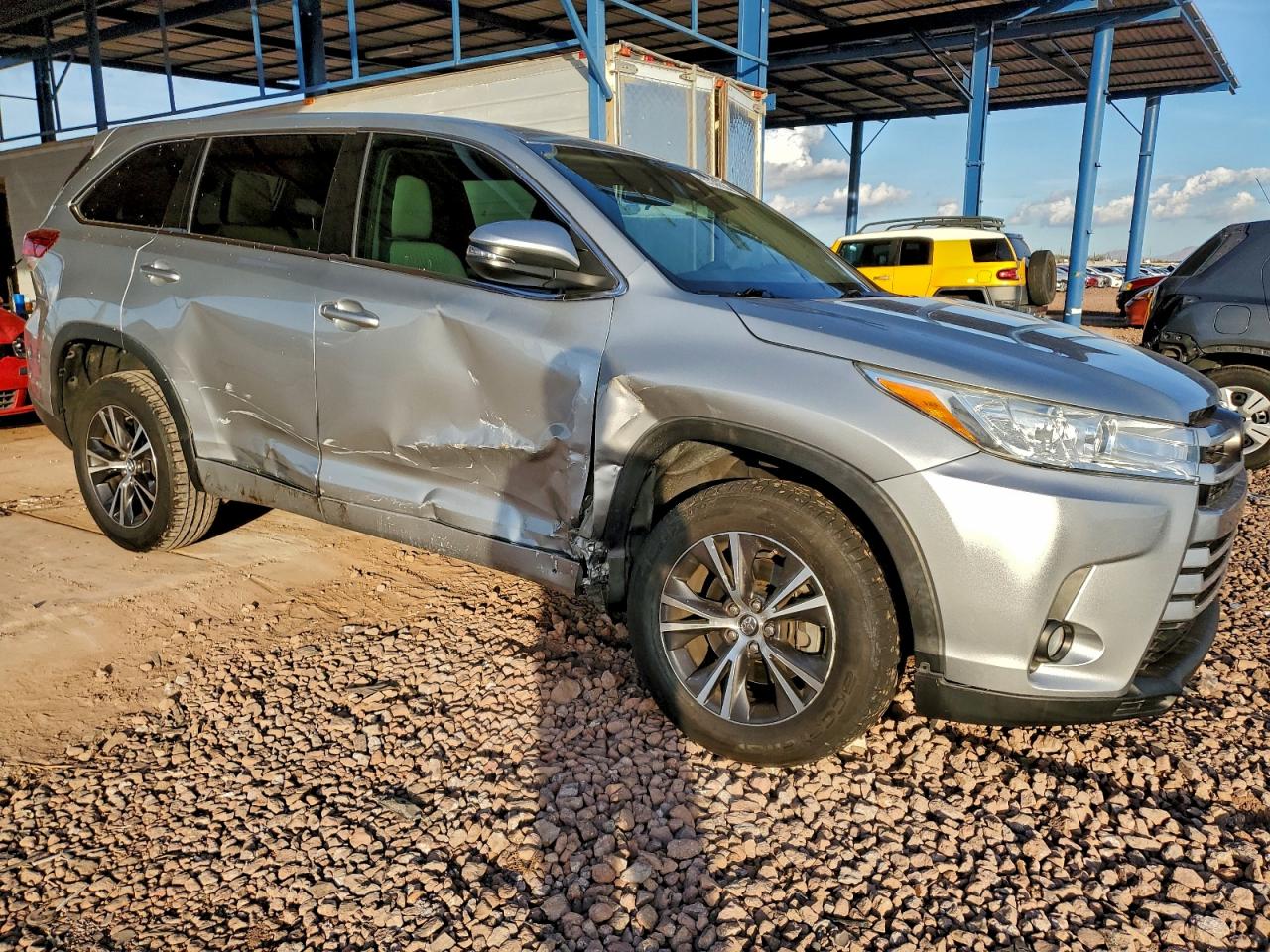 2017 TOYOTA HIGHLANDER LE photo 4
