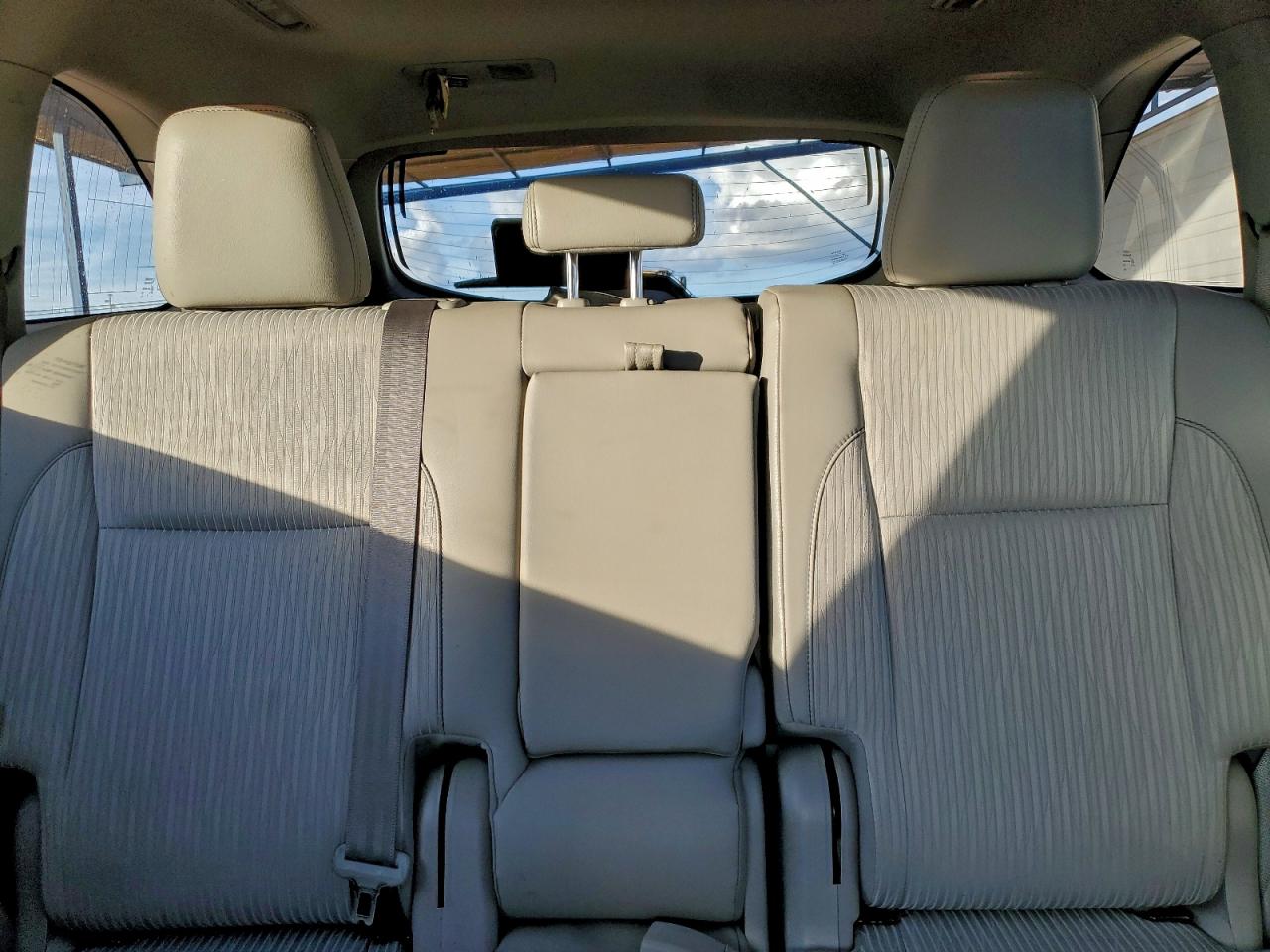 2017 TOYOTA HIGHLANDER LE photo 10