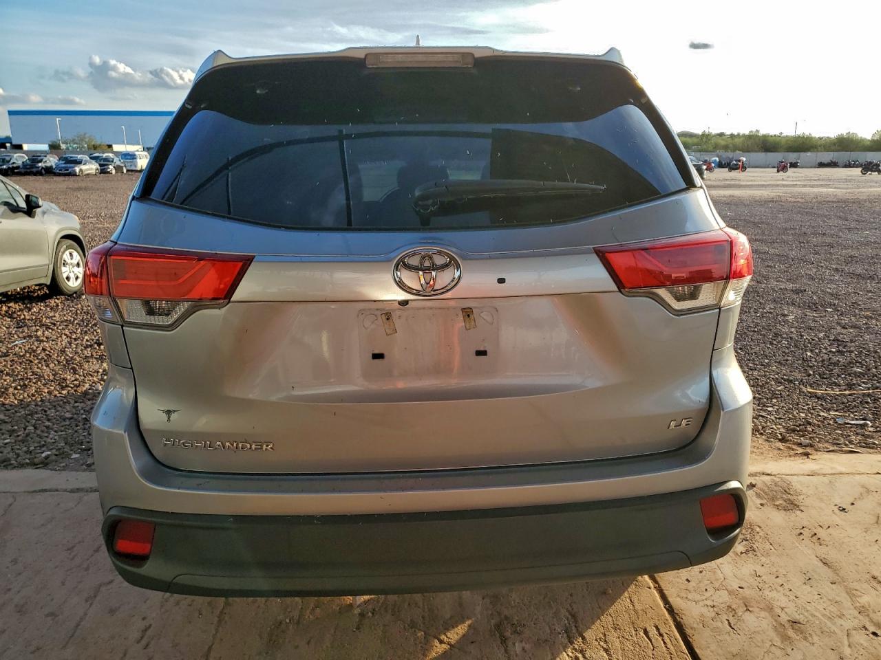 2017 TOYOTA HIGHLANDER LE photo 6