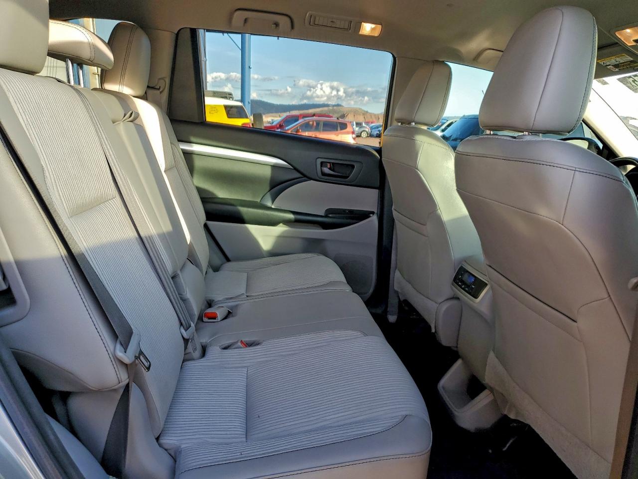 2017 TOYOTA HIGHLANDER LE photo 11