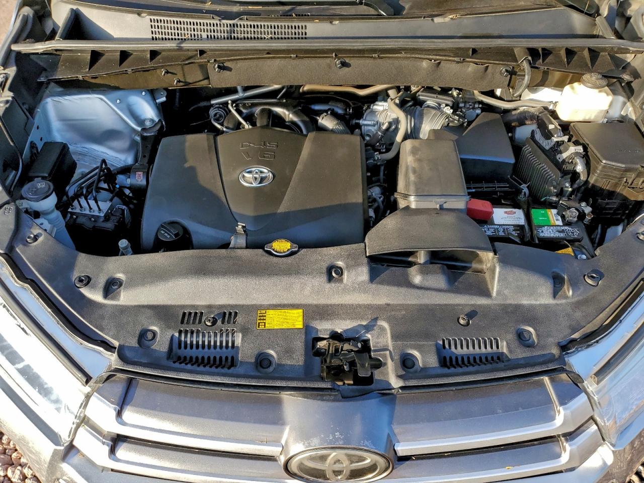 2017 TOYOTA HIGHLANDER LE photo 12