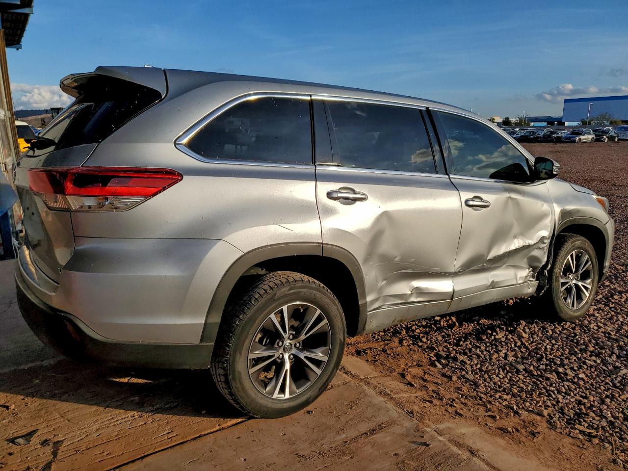 2017 TOYOTA HIGHLANDER LE photo 3