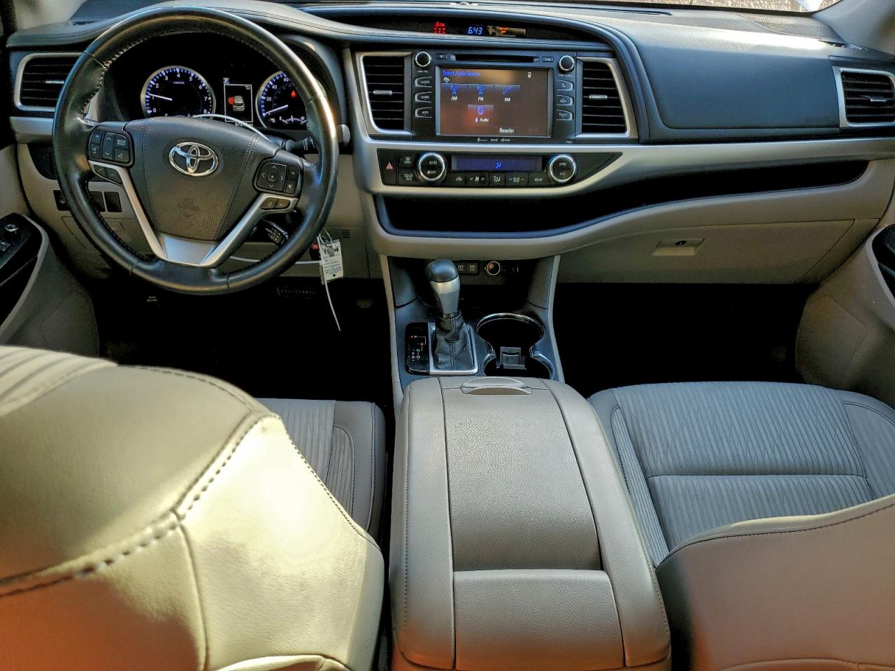 2017 TOYOTA HIGHLANDER LE photo 8