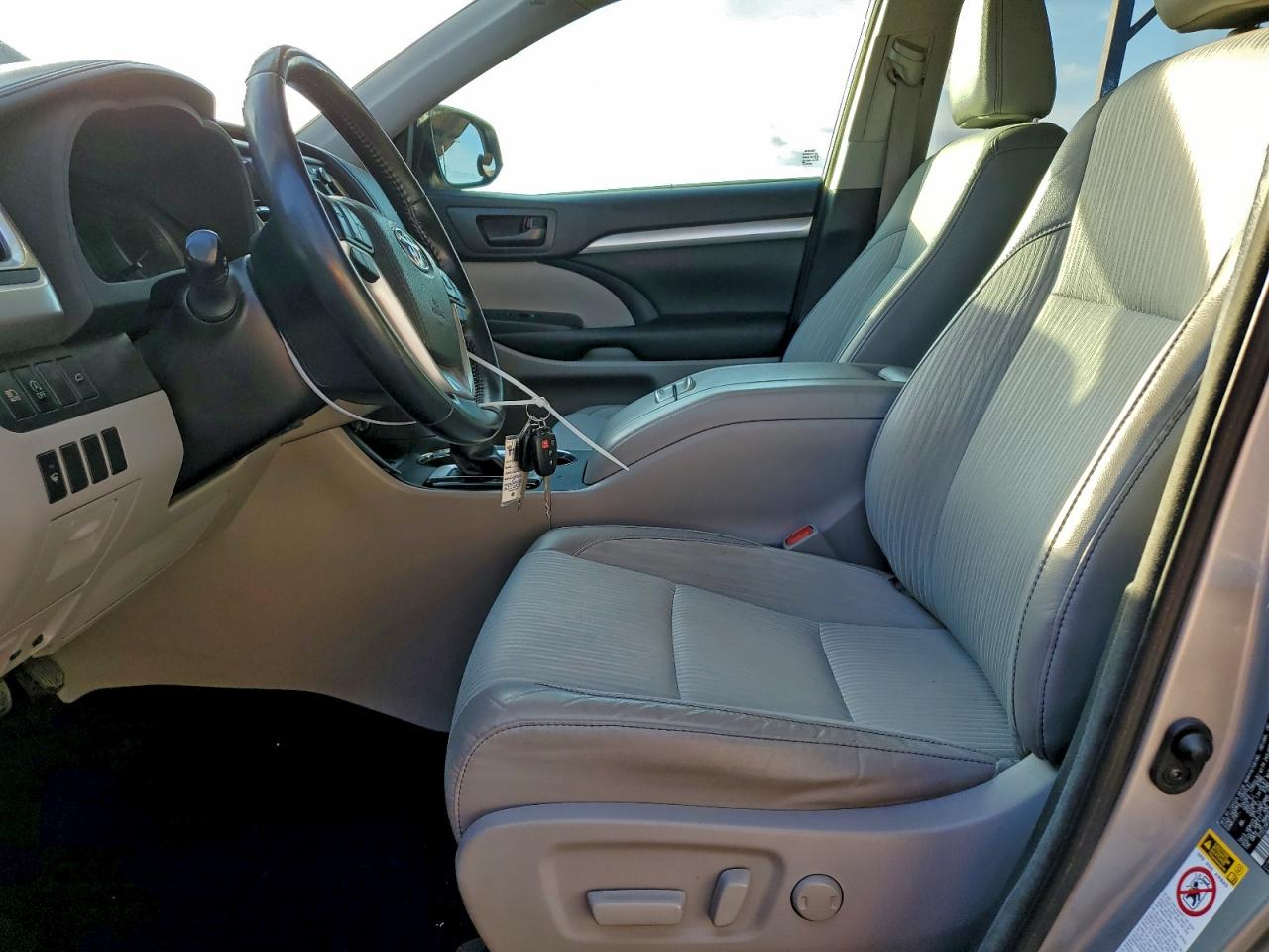 2017 TOYOTA HIGHLANDER LE photo 7