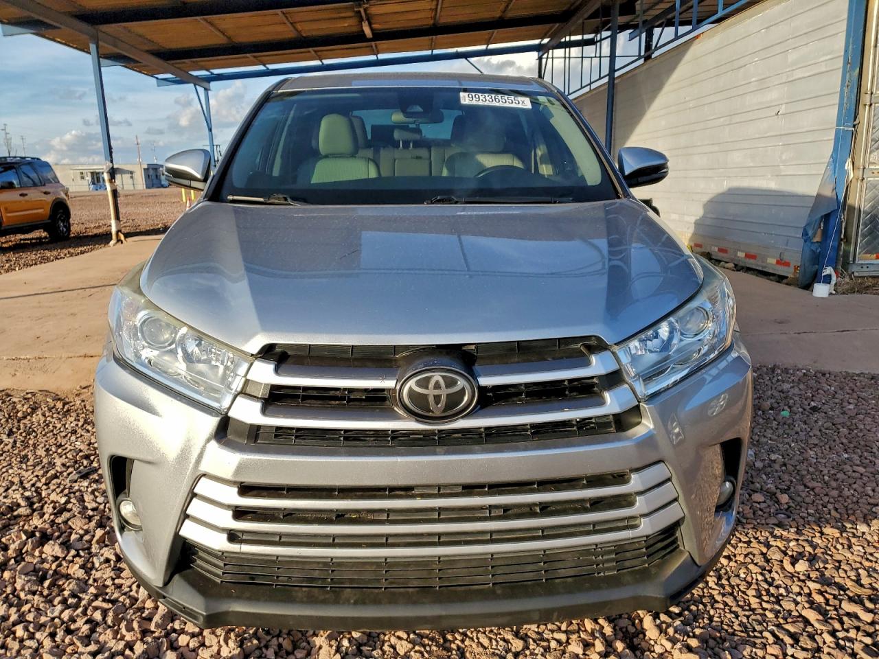 2017 TOYOTA HIGHLANDER LE photo 5