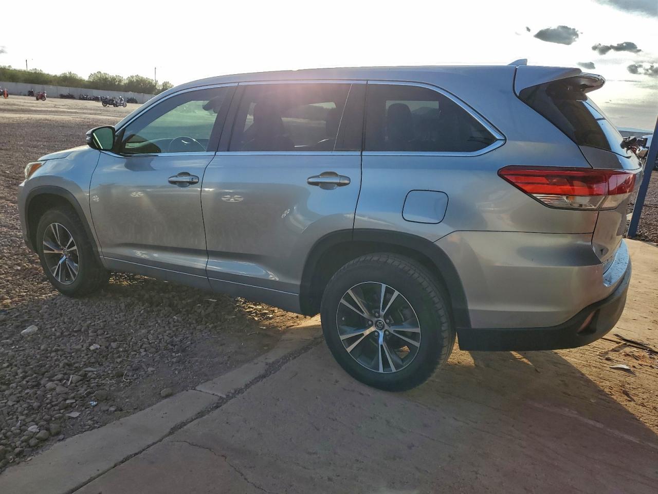 2017 TOYOTA HIGHLANDER LE photo 2