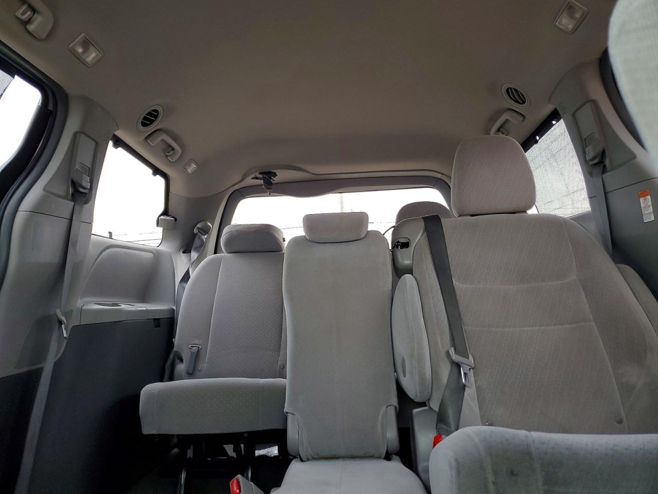 2016 TOYOTA SIENNA LE photo 10