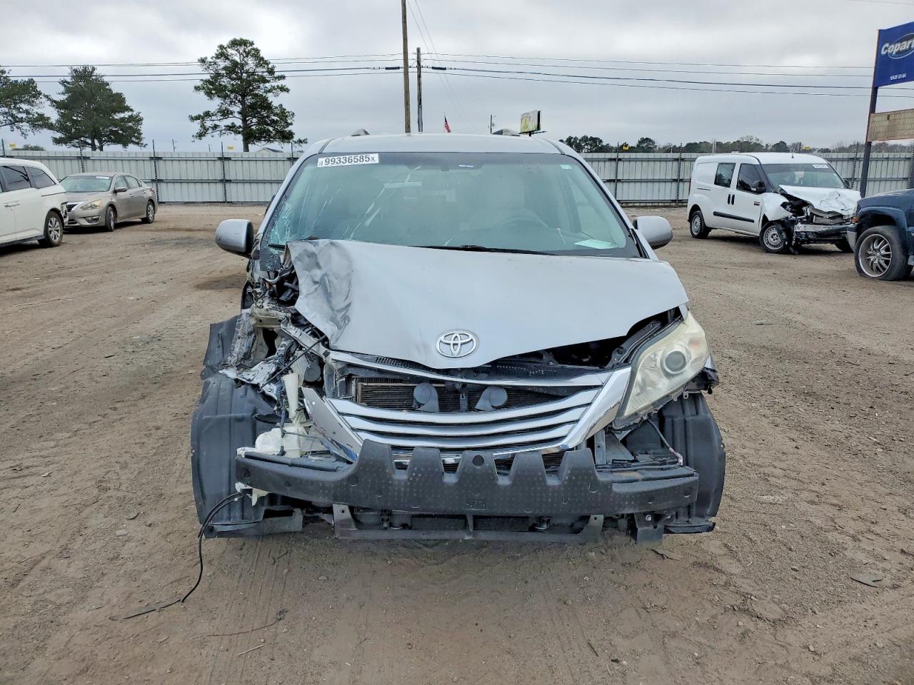 2016 TOYOTA SIENNA LE photo 5