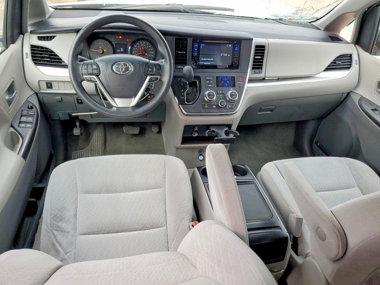 2016 TOYOTA SIENNA LE photo 8