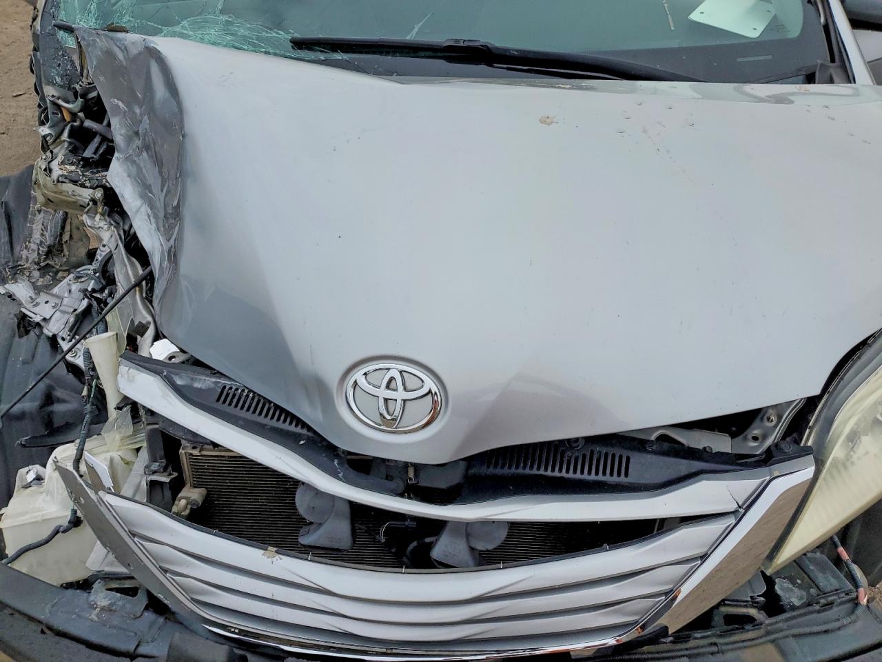 2016 TOYOTA SIENNA LE photo 12
