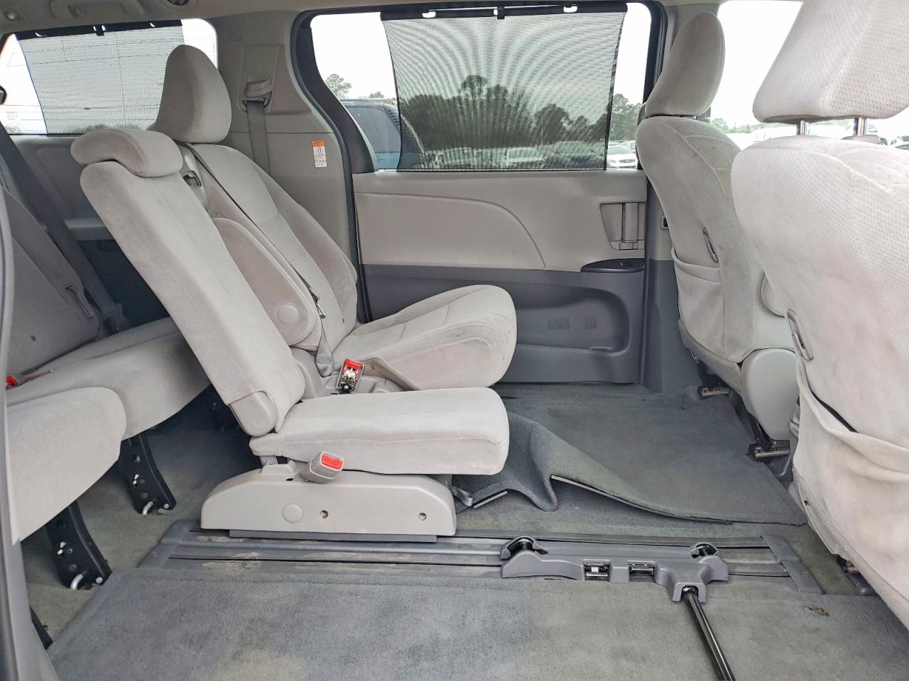2016 TOYOTA SIENNA LE photo 11
