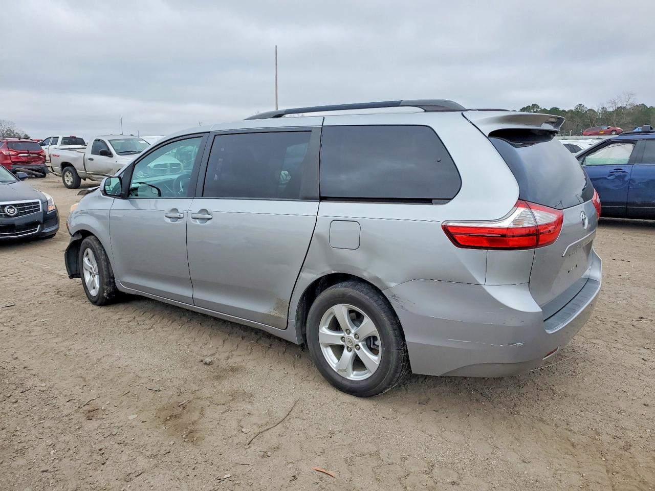2016 TOYOTA SIENNA LE photo 2