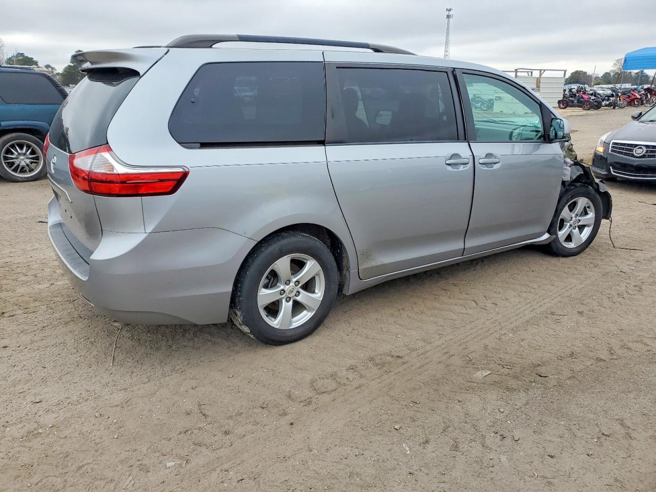 2016 TOYOTA SIENNA LE photo 3