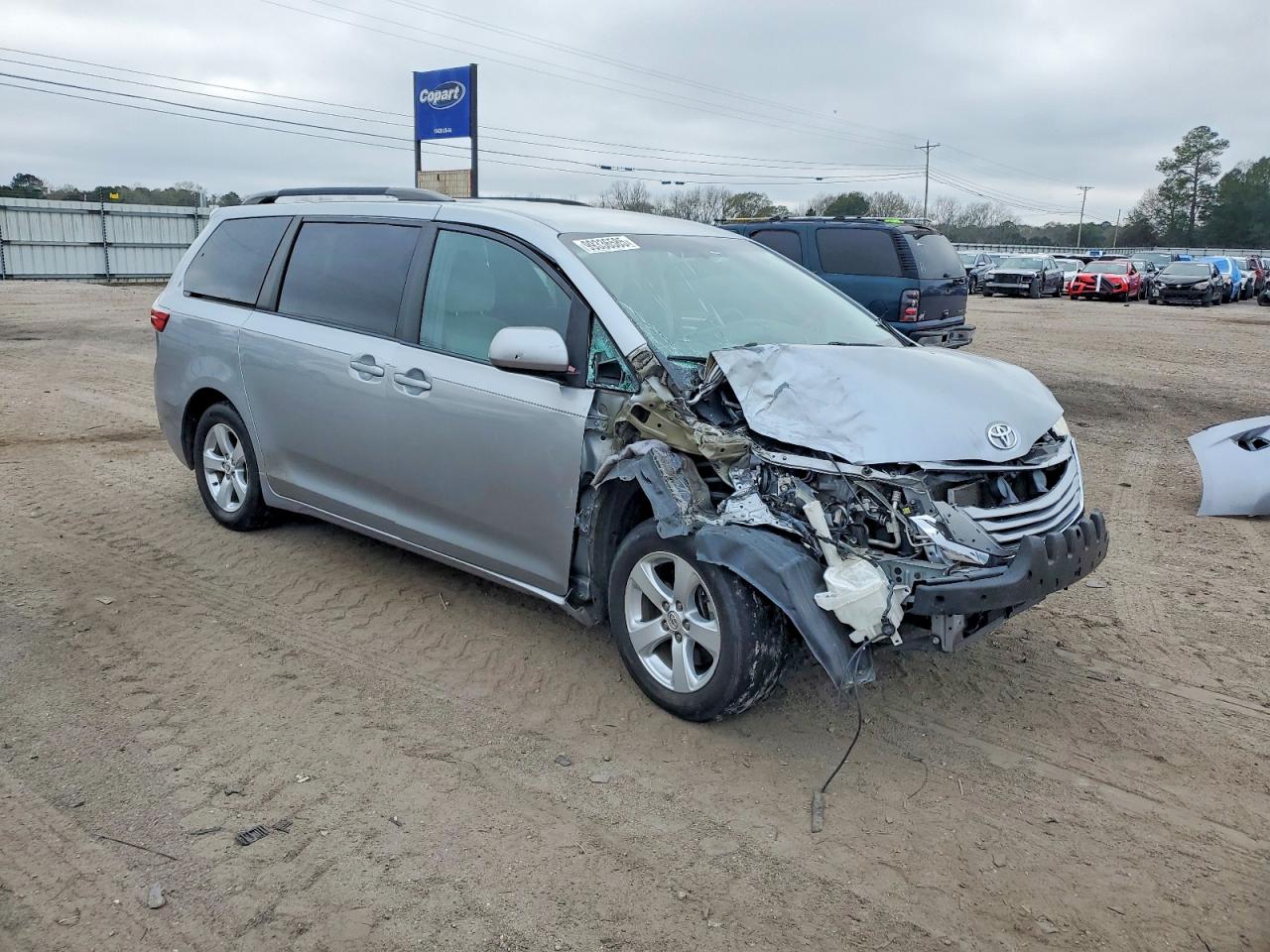 2016 TOYOTA SIENNA LE photo 4