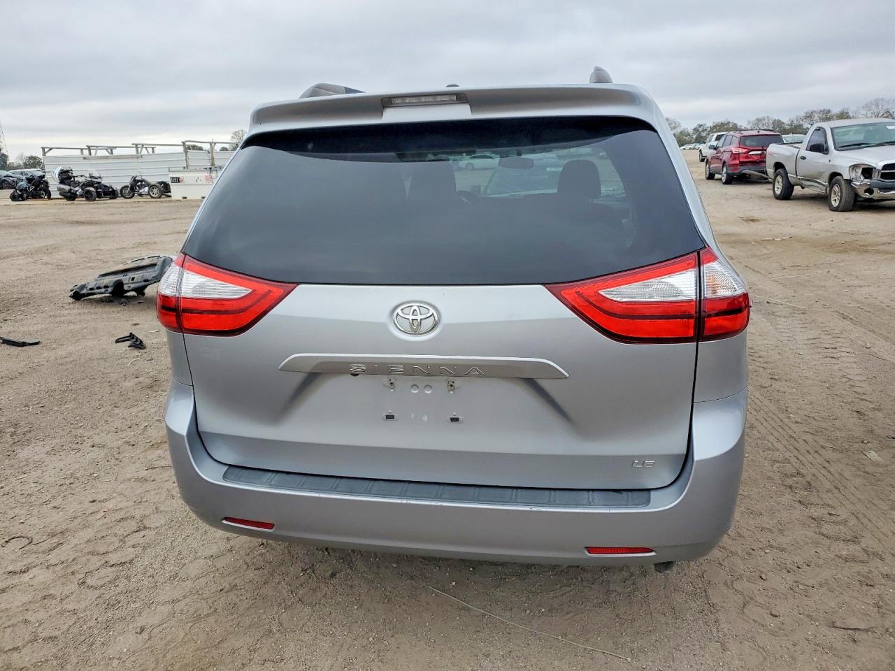 2016 TOYOTA SIENNA LE photo 6