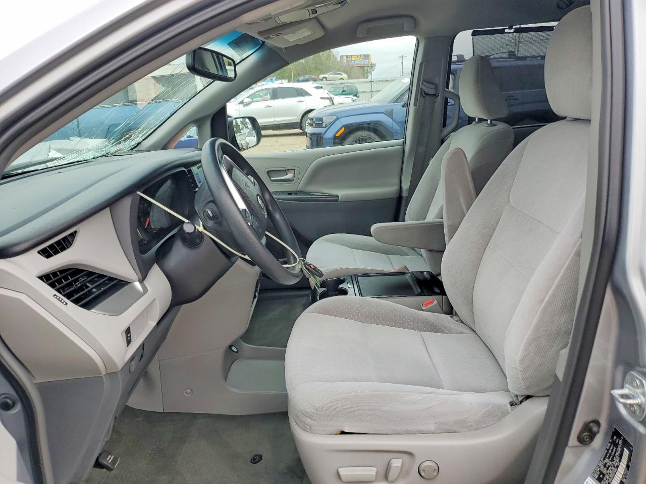 2016 TOYOTA SIENNA LE photo 7