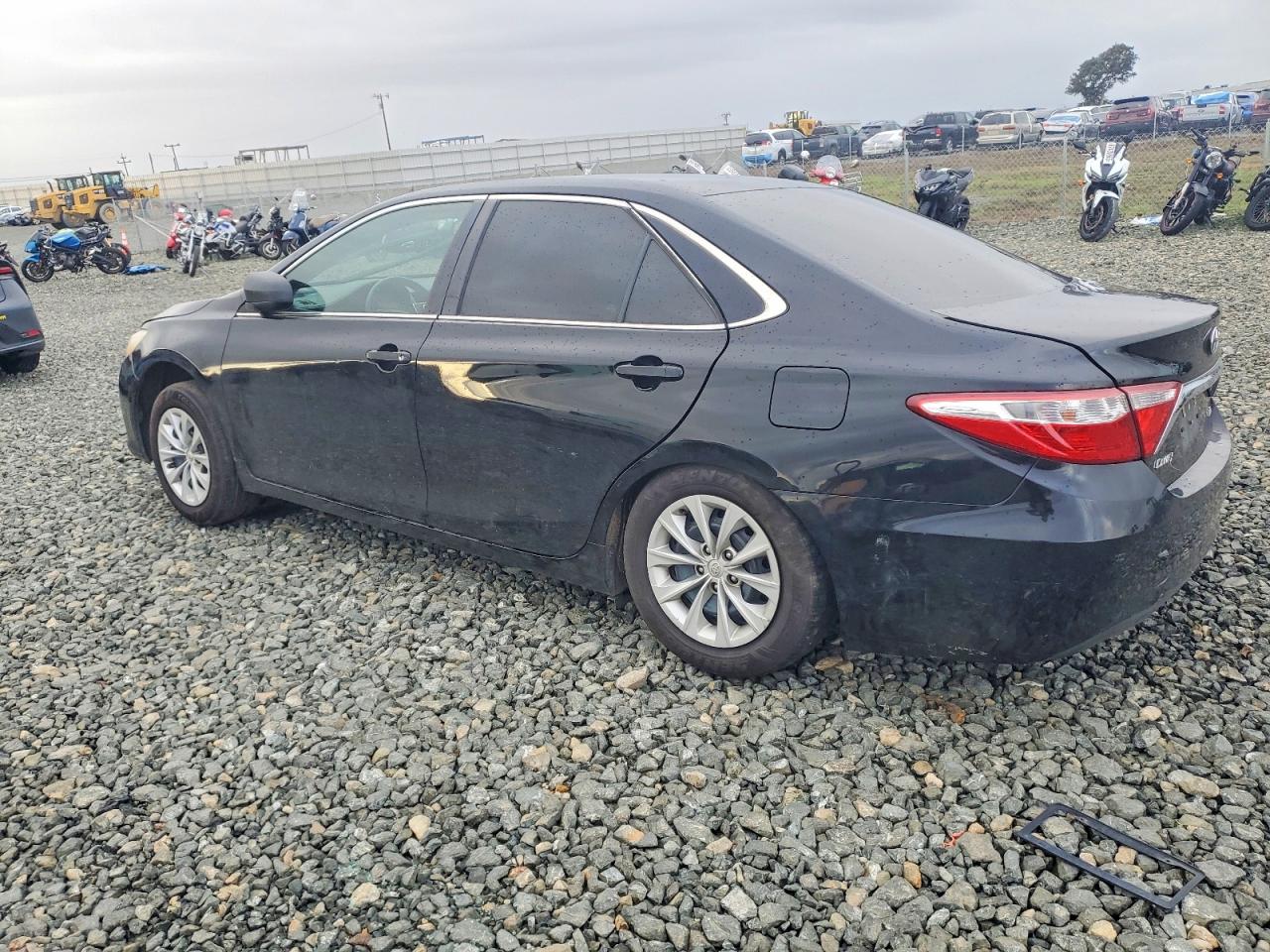 2016 TOYOTA CAMRY LE photo 2