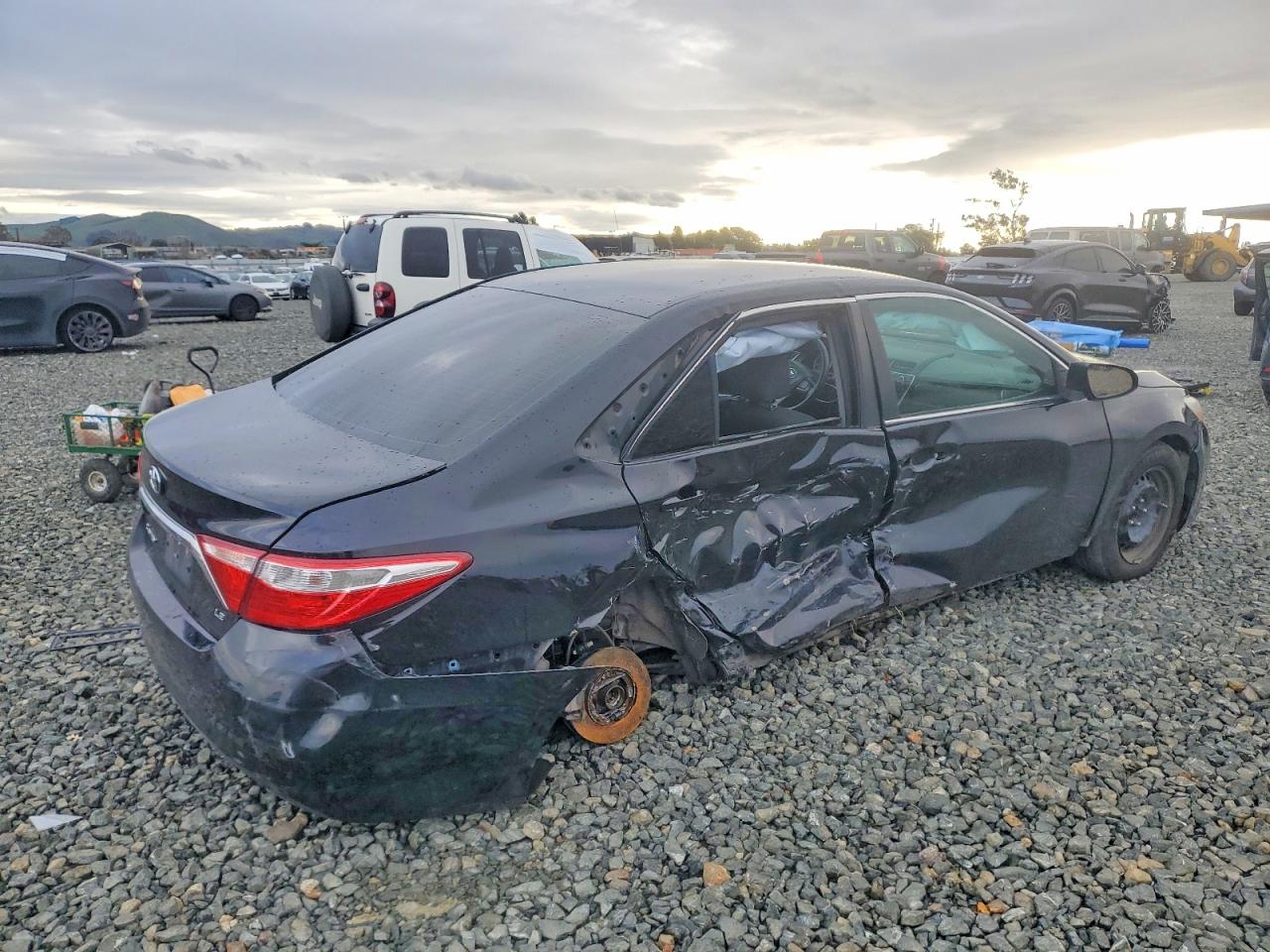 2016 TOYOTA CAMRY LE photo 3