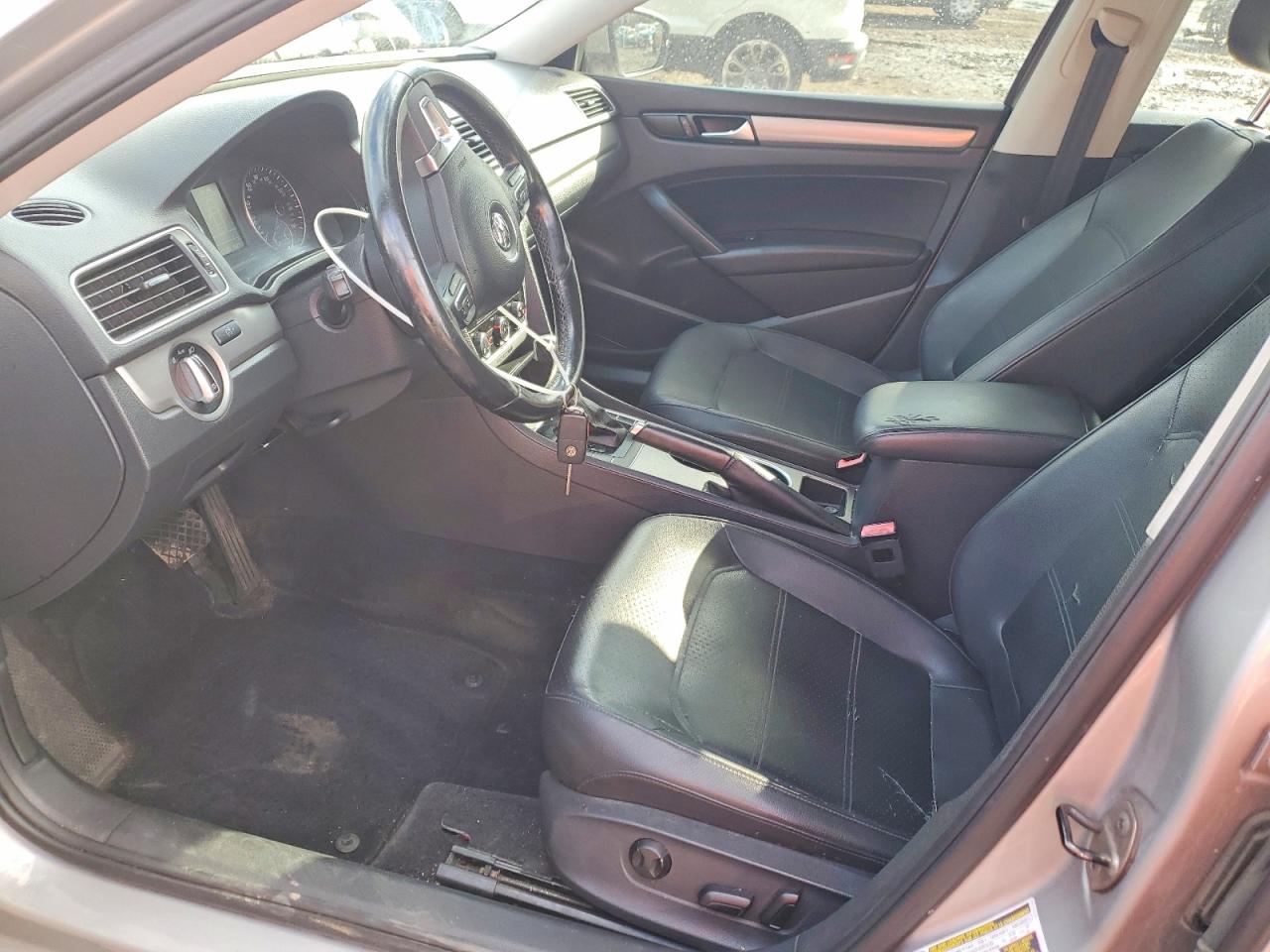 2014 VOLKSWAGEN PASSAT SE photo 7