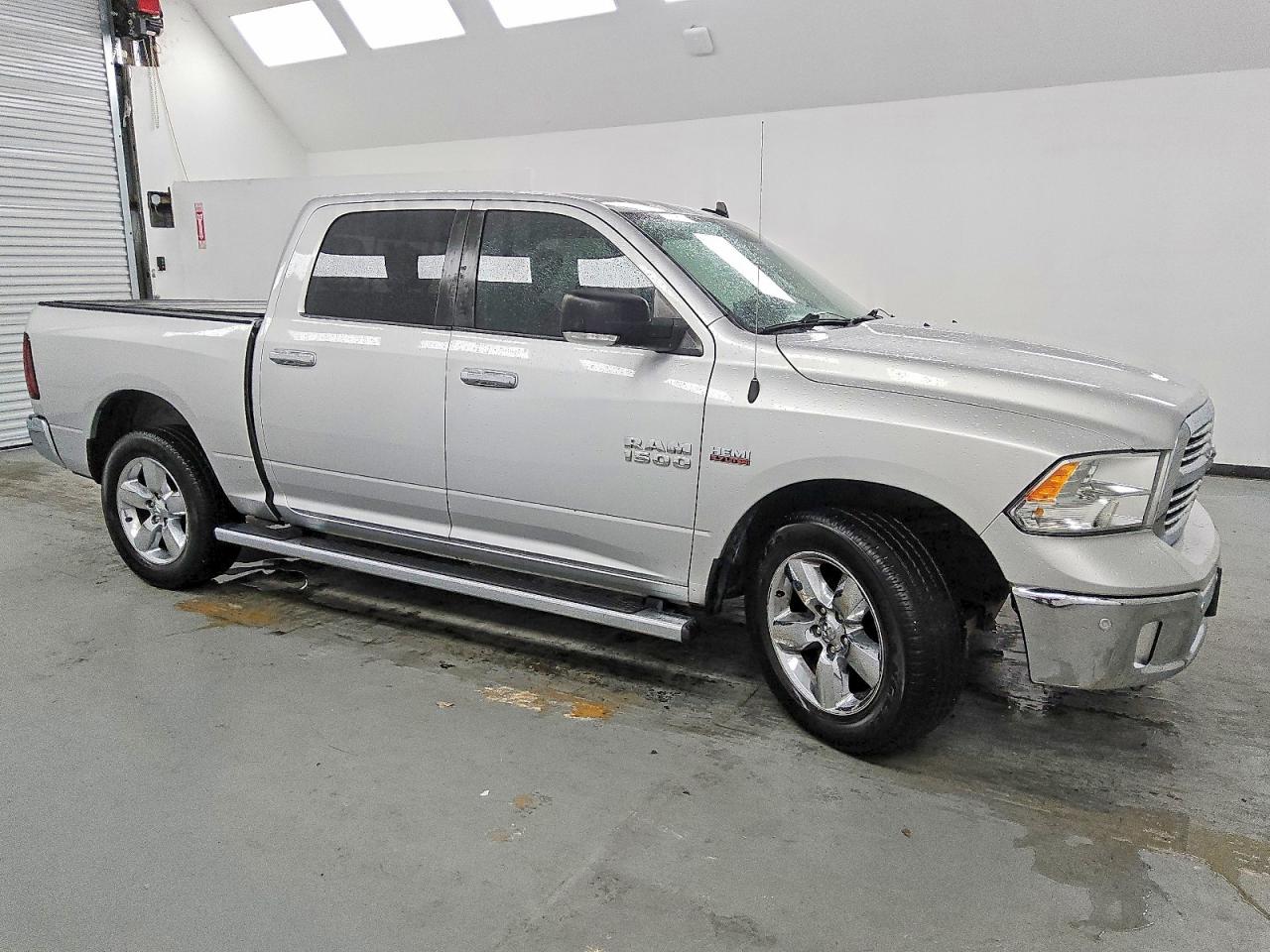 2017 RAM 1500 SLT photo 4
