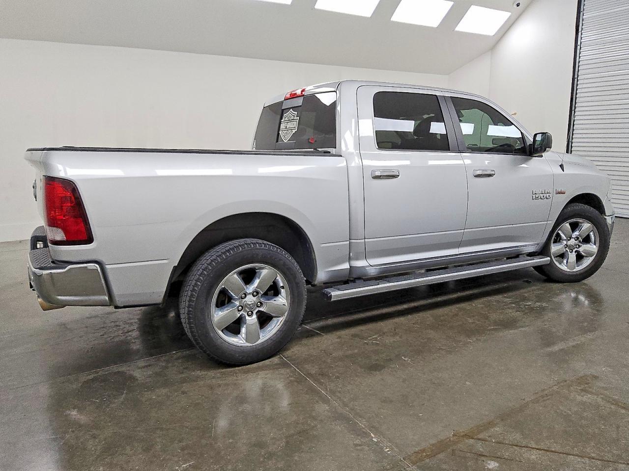 2017 RAM 1500 SLT photo 3