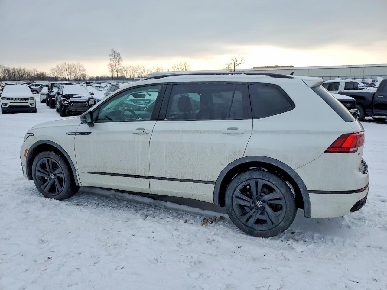 2024 VOLKSWAGEN TIGUAN SE R-LINE BLACK photo 2
