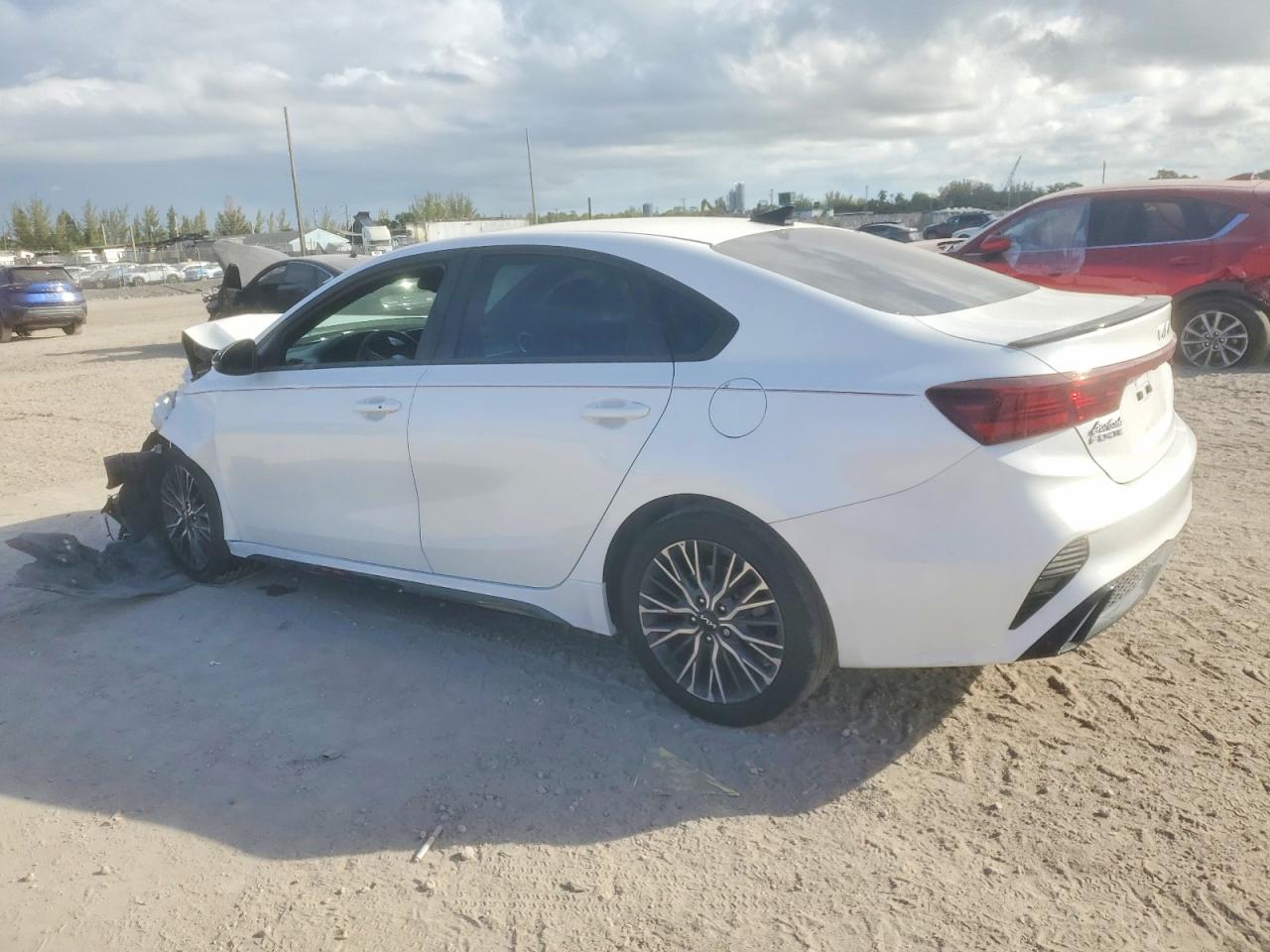 2023 KIA FORTE GT LINE photo 3