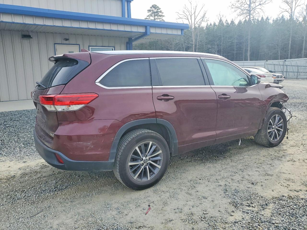 2017 TOYOTA HIGHLANDER SE photo 3