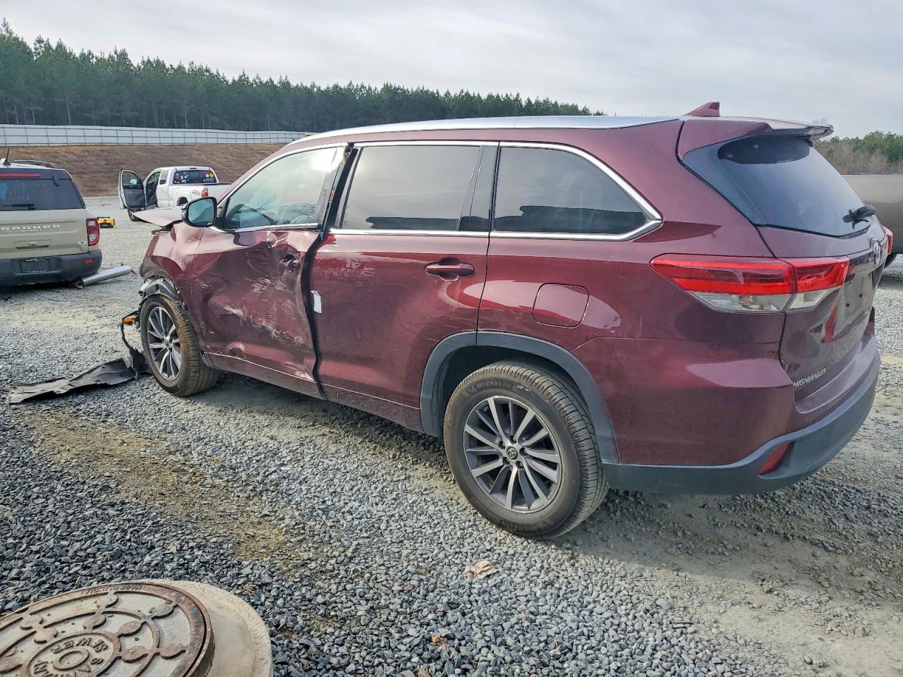 2017 TOYOTA HIGHLANDER SE photo 2
