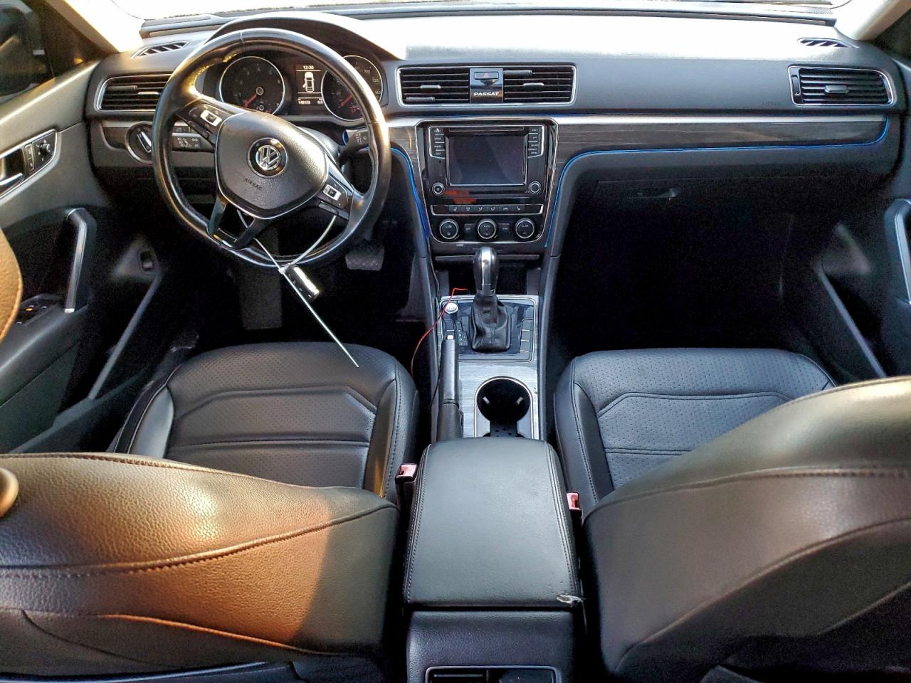 2018 VOLKSWAGEN PASSAT SE photo 8