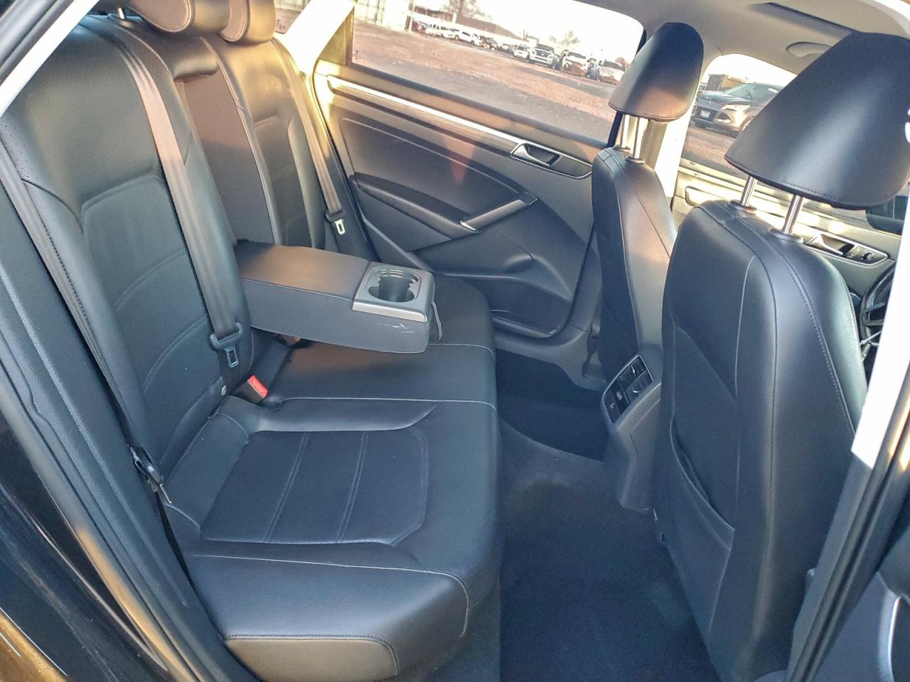 2018 VOLKSWAGEN PASSAT SE photo 10