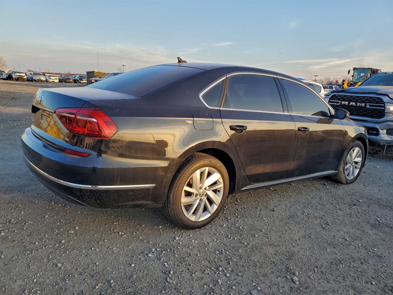 2018 VOLKSWAGEN PASSAT SE photo 3